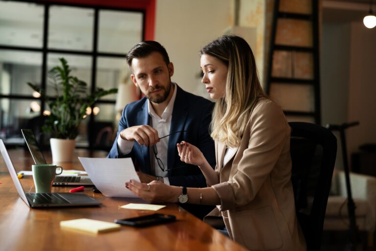 Leader holding a year-end check-in meeting with a team member to identify early signs of Burnout and prevent fatigue before the new year